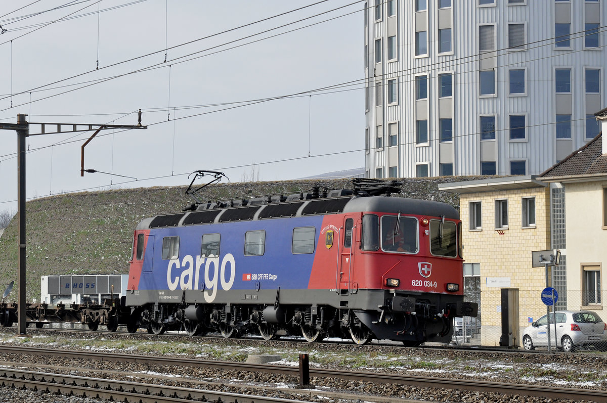 Re 620 034-9 durchfährt den Bahnhof Pratteln. Die Aufnahme stammt vom 01.03.2018.