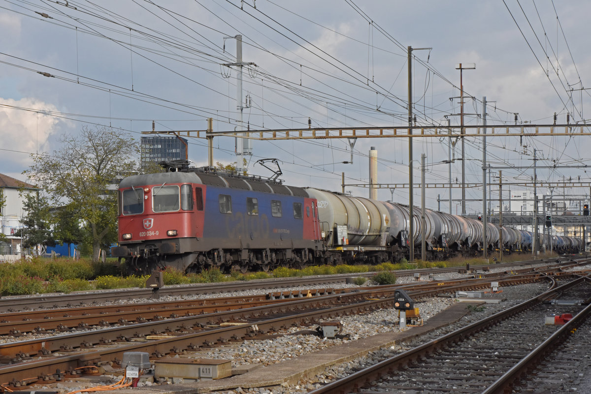 Re 620 034-9 durchfährt den Bahnhof Pratteln. Die Aufnahme stammt vom 14.10.2020.