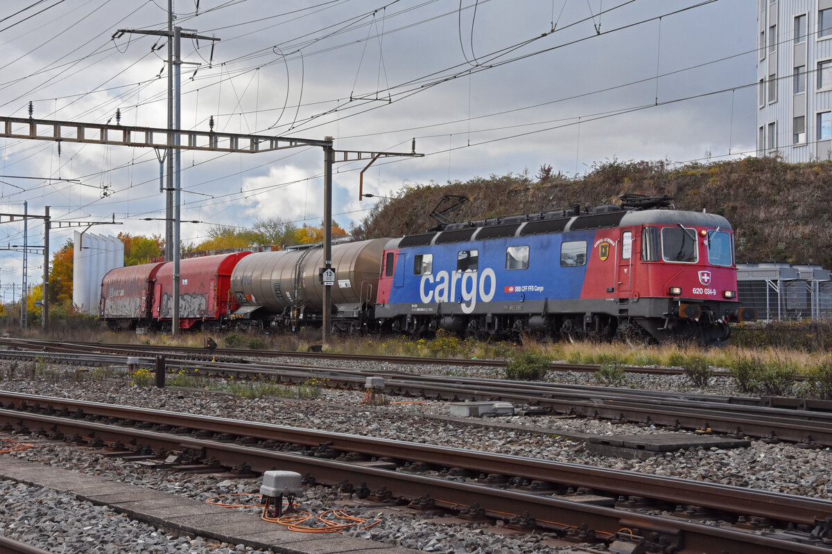 Re 620 034-9 durchfährt den Bahnhof Pratteln. Die Aufnahme stammt vom 05.11.2021.