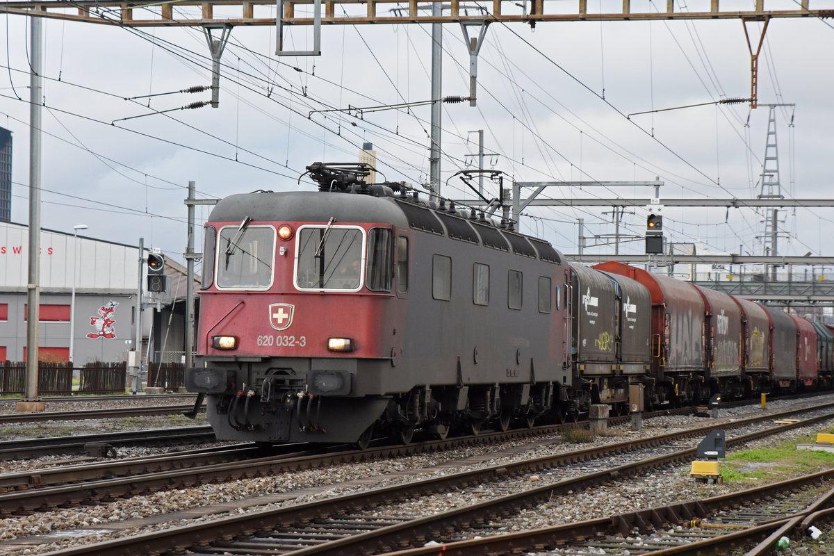 Re 620 035-3 durchfährt den Bahnhof Pratteln. Die Aufnahme stammt vom 08.01.2019.