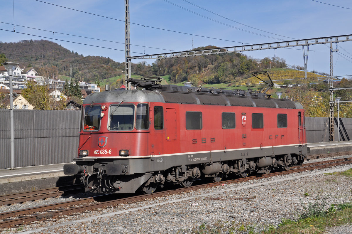 Re 620 035-6 durchfährt den Bahnhof Gelterkinden. Die Aufnahme stammt vom 24.10.2017.