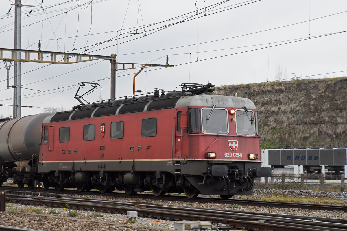 Re 620 035-6 durchfährt den Bahnhof Pratteln. Die Aufnahme stammt vom 07.01.2019.
