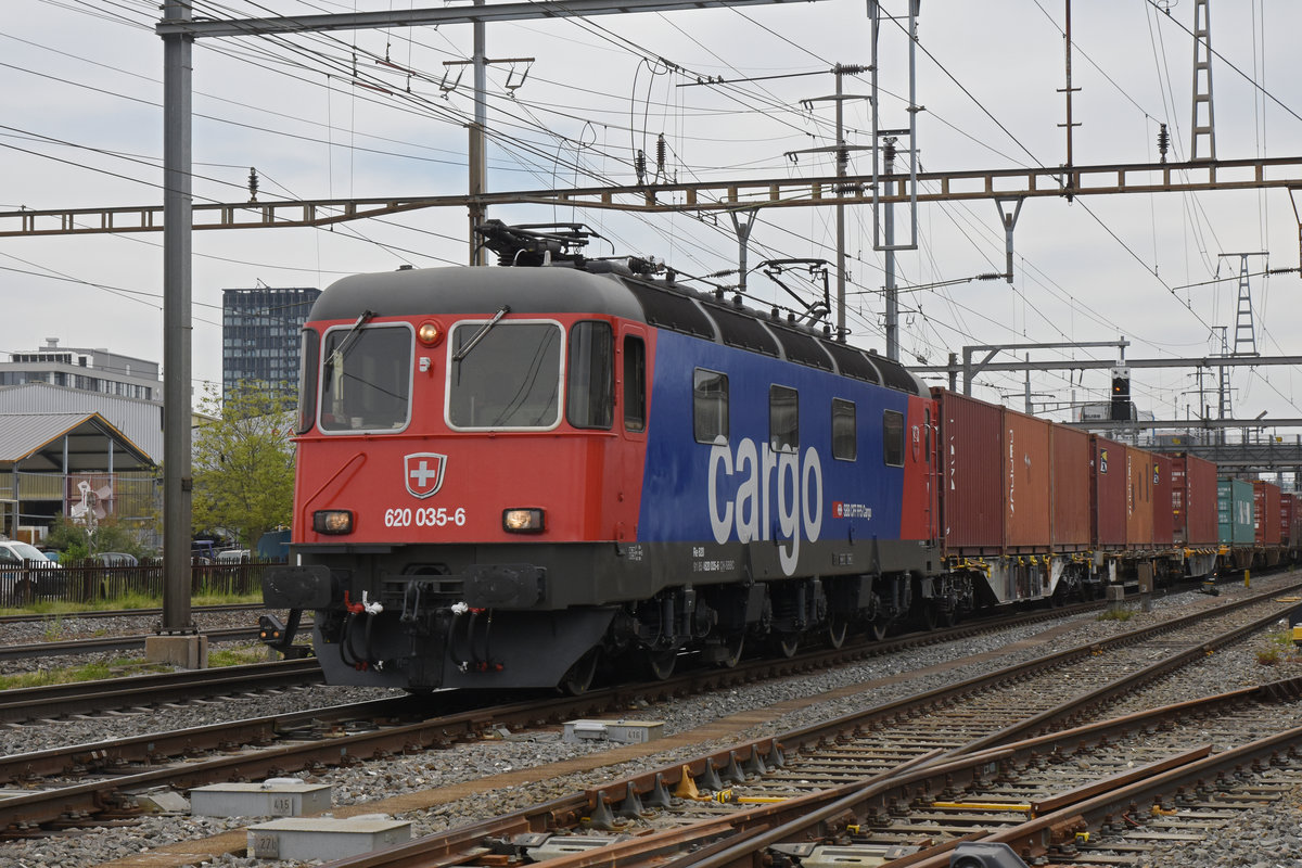 Re 620 035-6 durchfährt den Bahnhof Pratteln. Die Aufnahme stammt vom 21.04.2020.