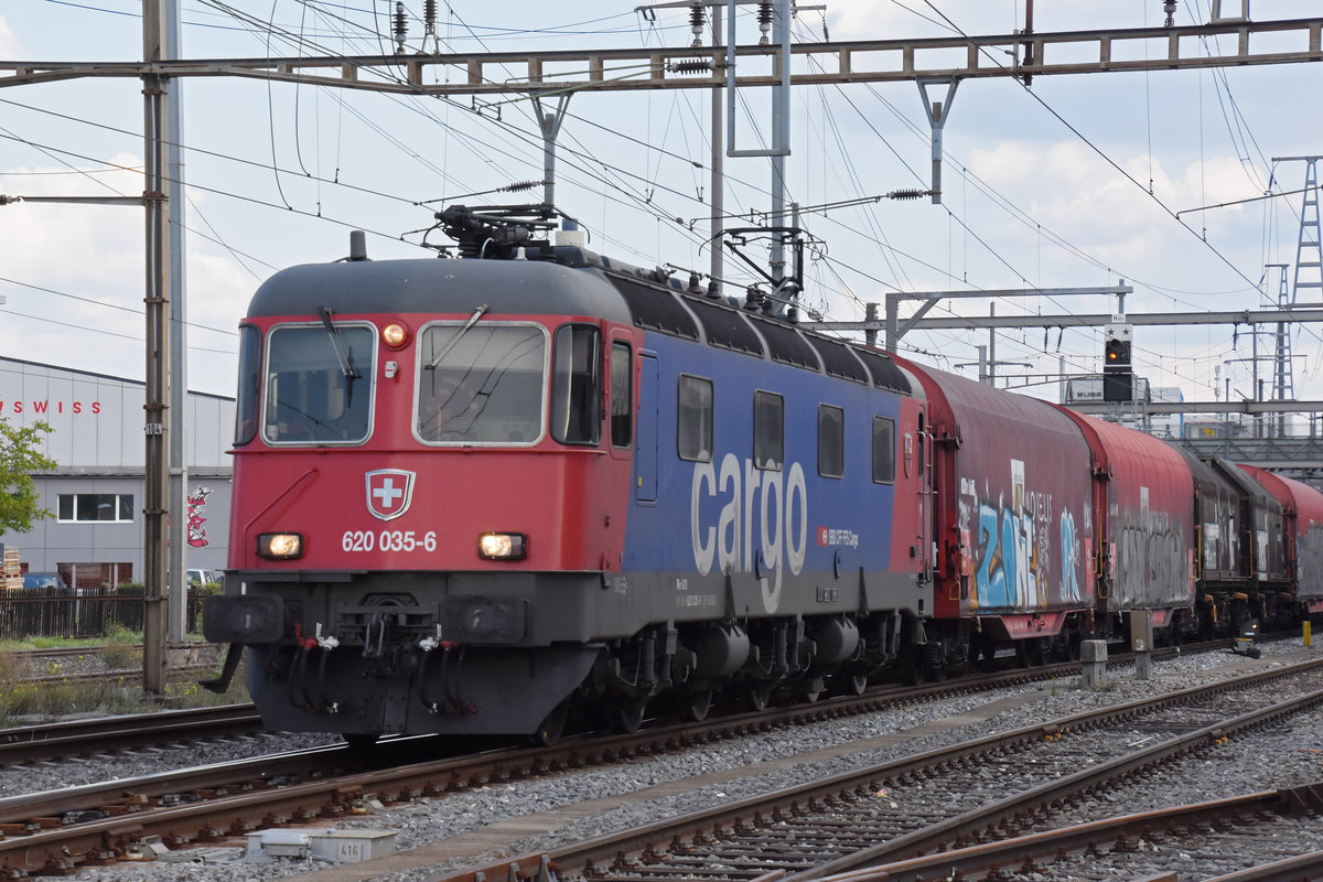 Re 620 035-6 durchfährt den Bahnhof Pratteln. Die Aufnahme stammt vom 21.09.2020.