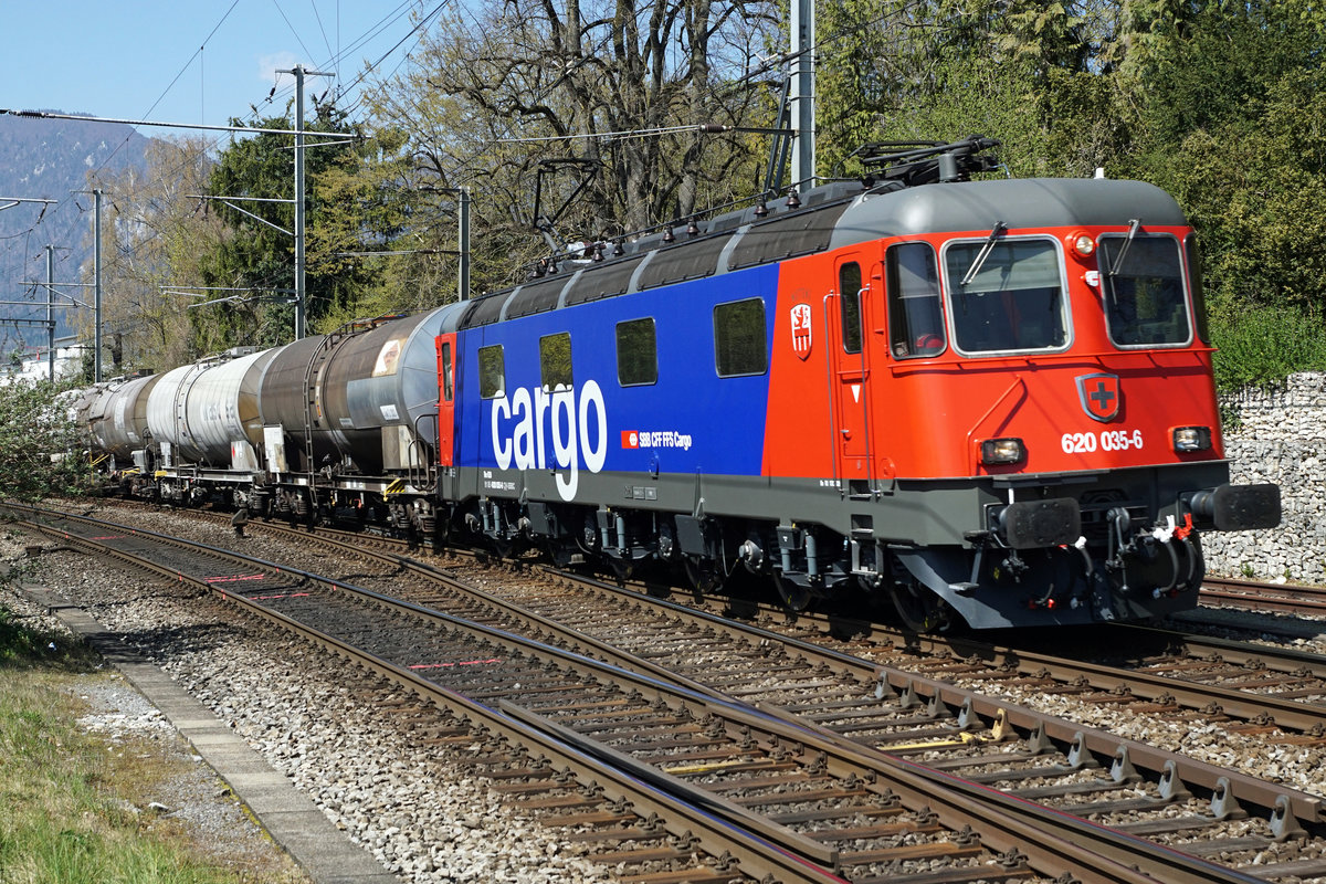 Re 620 035-6  MUTTENZ  anlässlich der Bahnhofsdurchfahrt Solothurn-West am 6. April 2020.
Hier handelt es sich um die  neuste  Lok dieser Baureihe die das Bahnbetriebswerk Bellinzona mit einer R3 verlassen hat.
Foto: Walter Ruetsch
