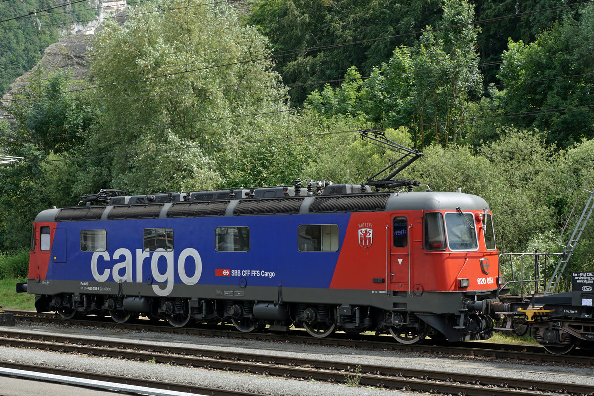 Re 620 035-6  Muttenz  in Reuchenette-Péry auf den nächsten Einsatz wartend am 1. Juli 2020.
Foto: Walter Ruetsch