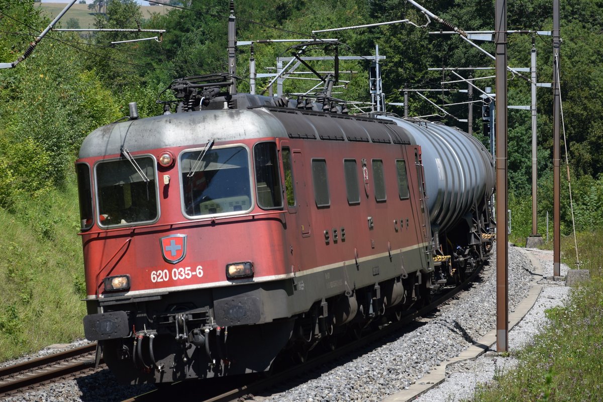 Re 620 035-6  Muttenz  zieht am 27.07.2018 ihren Kesselzug auf der Bözberg-Südrampe bei Villnachern in Richtung Basel.