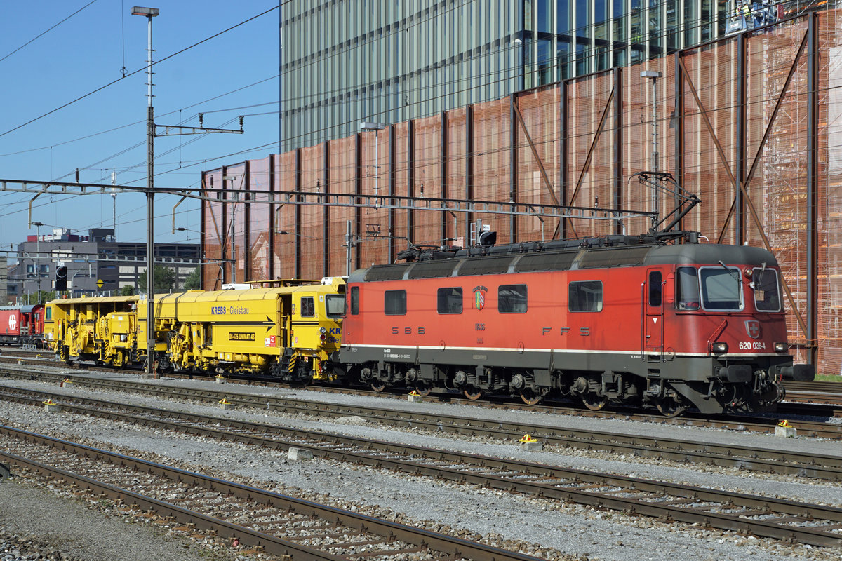 Re 620 036 - 4  VERNIER MEYRIN  bei der Ankunft mit einer Gleisbaumaschine in Rotkreuz am 22. März 2019.
Foto: Walter Ruetsch