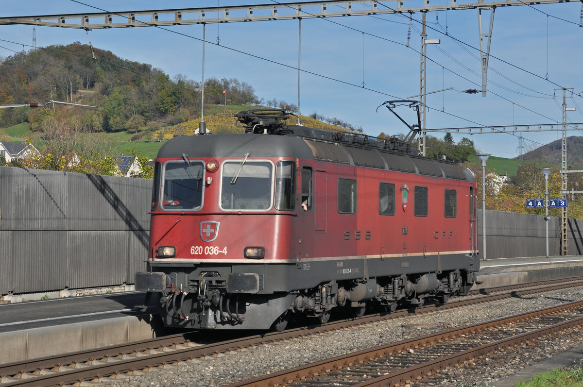 Re 620 036-4 durchfährt den Bahnhof Gelterkinden. Die Aufnahme stammt vom 24.10.2017.