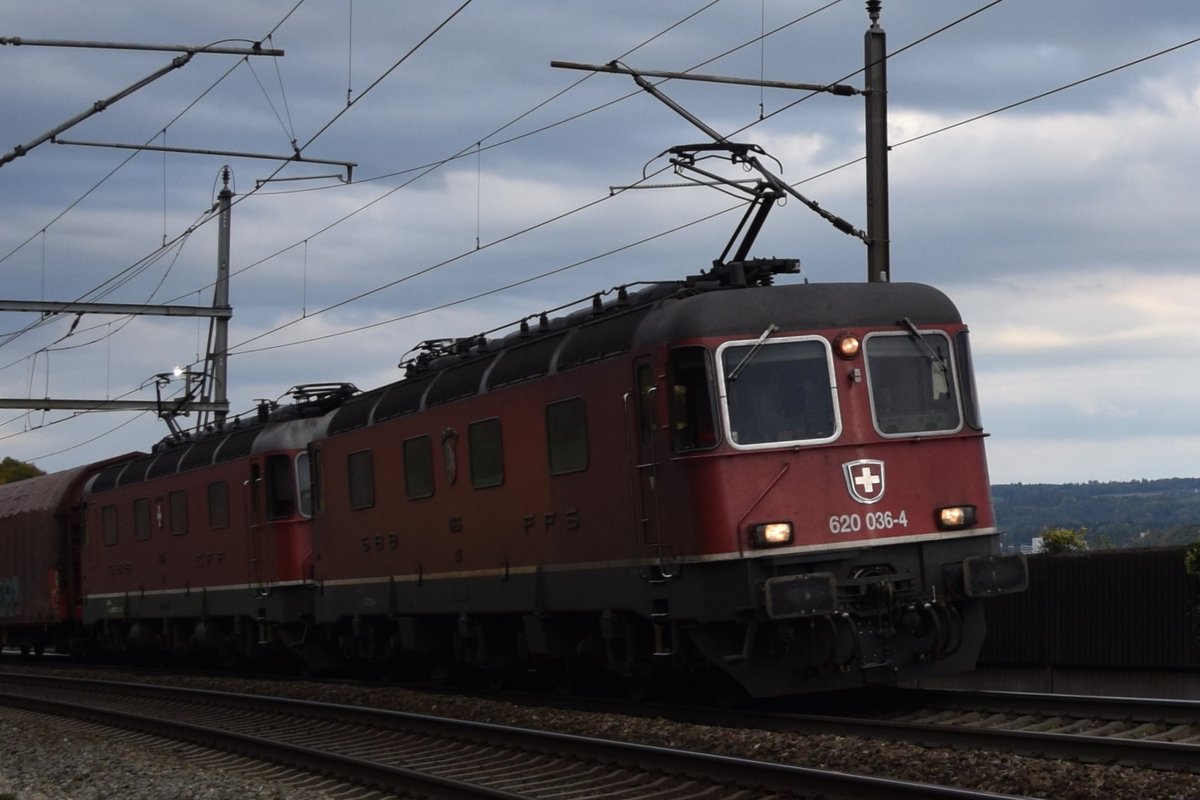 Re 620 036-4  Vernier-Meyrin  und Re 620 025-7  Oensingen  ziehen am Abend des 12.10.2017 ihren Güterzug bei Villnachern in Richtung Basel. Bei der zweiten Lok habe ich zum ersten Mal auf einem Foto einen Funkenschlag erwischt :-)