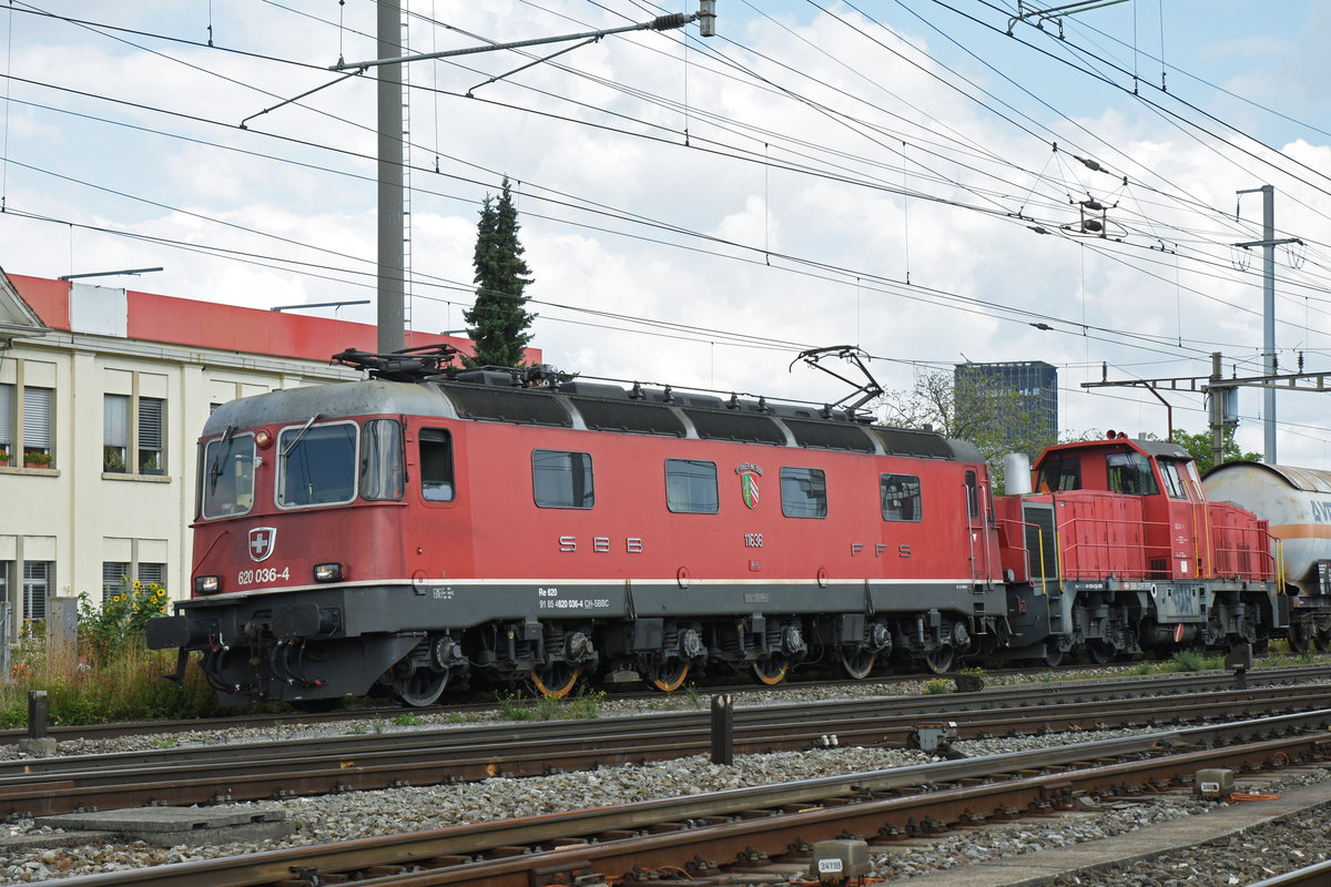 Re 620 036-6 und die Am 841 035-9 durchfahren den Bahnhof Pratteln. Die Aufnahme stammt vom 04.09.2018.