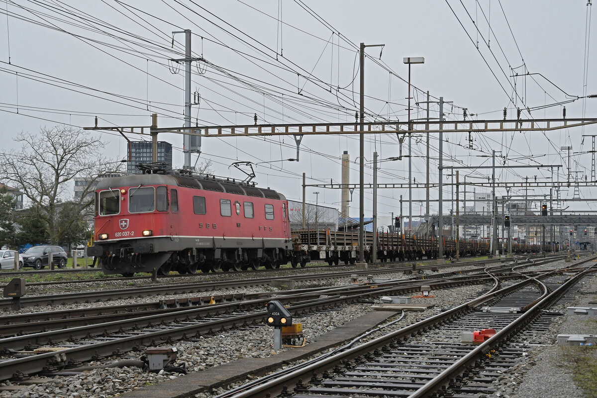 Re 620 037-2 durchfährt am 17.01.2023 den Bahnhof Pratteln.