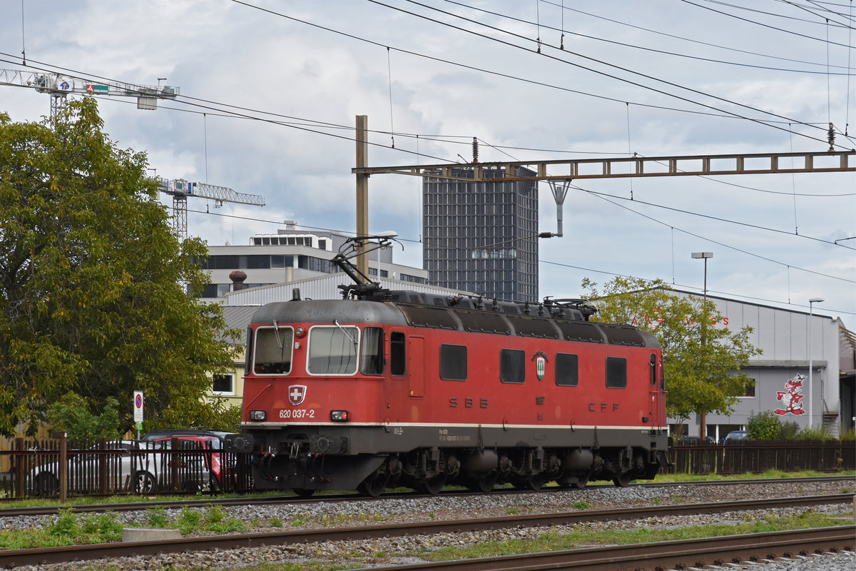 Re 620 037-2 durchfährt den Bahnhof Pratteln. Die Aufnahme stammt vom 25.09.2019.