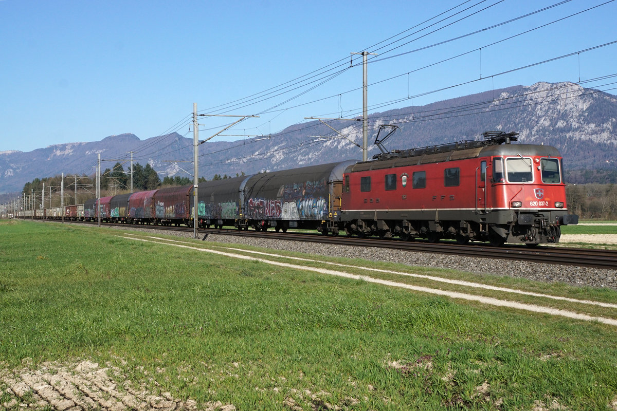 Re 620 037-2  SONCEBOZ-SOMBEVAL 
als 62131 GLF-RBL
am 24. März 2020 bei Deitingen.
Foto: Walter Ruetsch