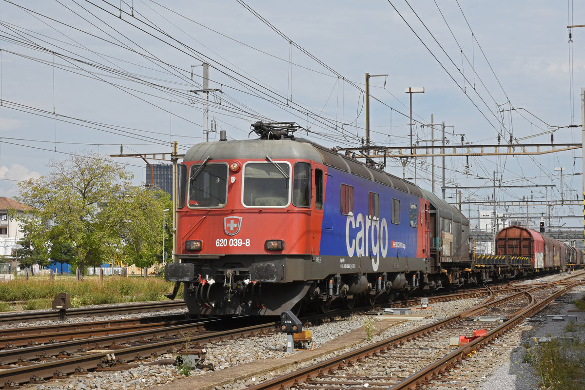 Re 620 039-8 durchfährt den Bahnhof Pratteln. Die Aufnahme stammt vom 12.08.2020.