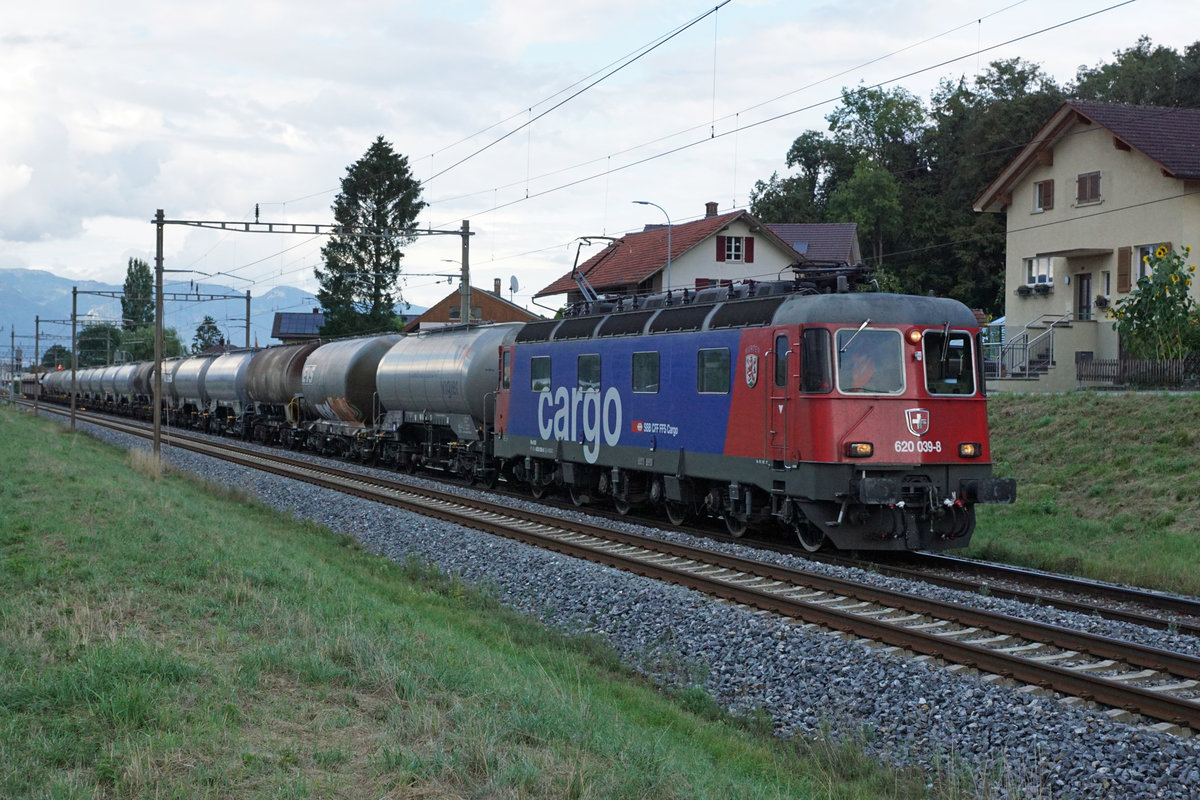 Re 620 039-8  MURTEN  mit dem Güterzug Reuchenette-Péry - Bern Weyermannshaus bei Busswil am 14. August 2020.
Foto: Walter Ruetsch