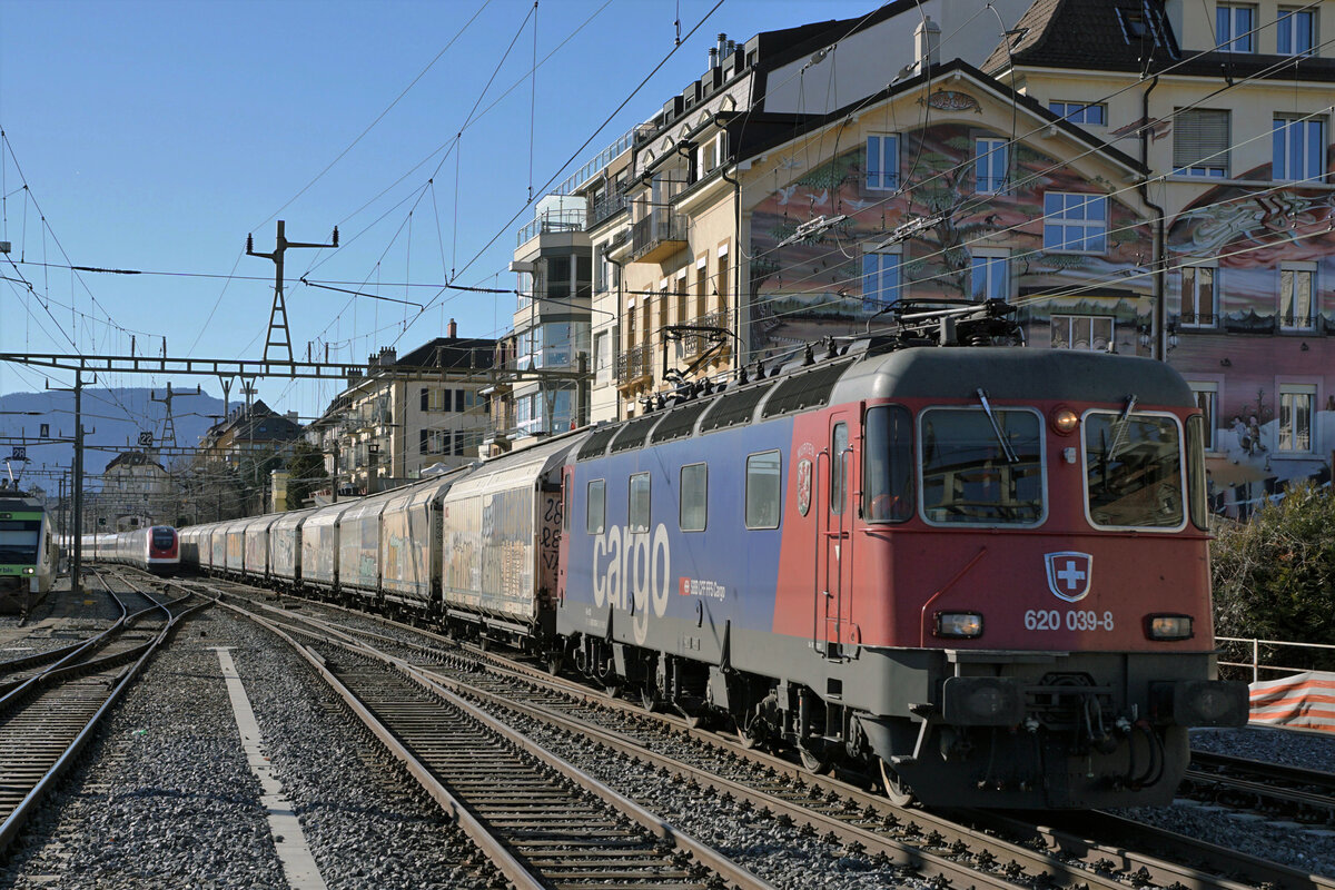 Re 620 039-8  Murten  in Neuchâtel am 5. Februar 2022.
Foto: Walter Ruetsch