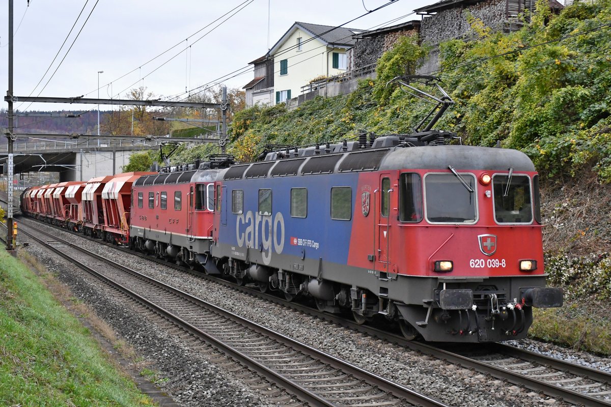 Re 620 039-8  Murten  und Re 620 018-2  Dübendorf  sind am 03.11.2020 gemeinsam verantwortlich für den Kieszug nach Bodio TI, aufgenommen kurz nach Turgi AG.