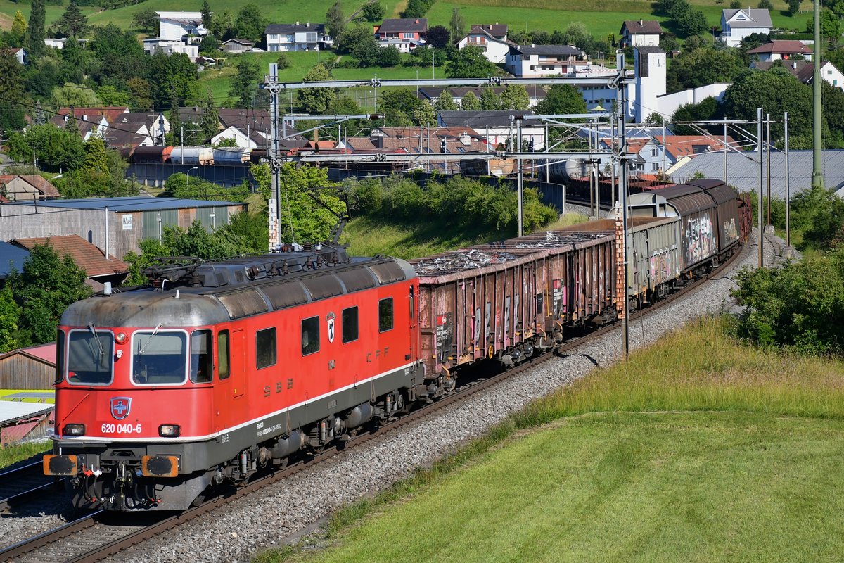 Re 620 040-6  Münchenstein  mit einem Güterzug unterwegs nach Basel, aufgenommen am Abend des 25.06.2020 bei Zeihen AG.