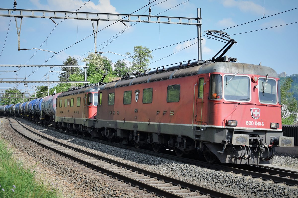 Re 620 040-6  Münchenstein  und Re 620 041-4  Moutier  ziehen am 18.05.2018 gemeinsam einen Kesselzug durch Villnachern AG in Richtung Basel.