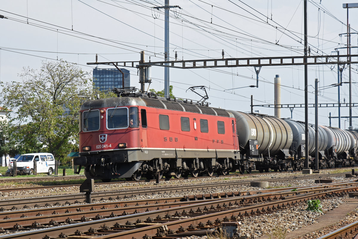 Re 620 041-4 durchfährt den Bahnhof Pratteln. Die Aufnahme stammt vom 18.09.2018.