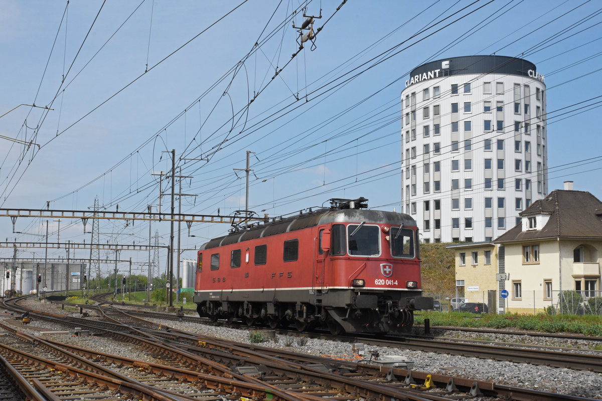 Re 620 041-4 durchfährt den Bahnhof Pratteln. Die Aufnahme stammt vom 20.04.2020.