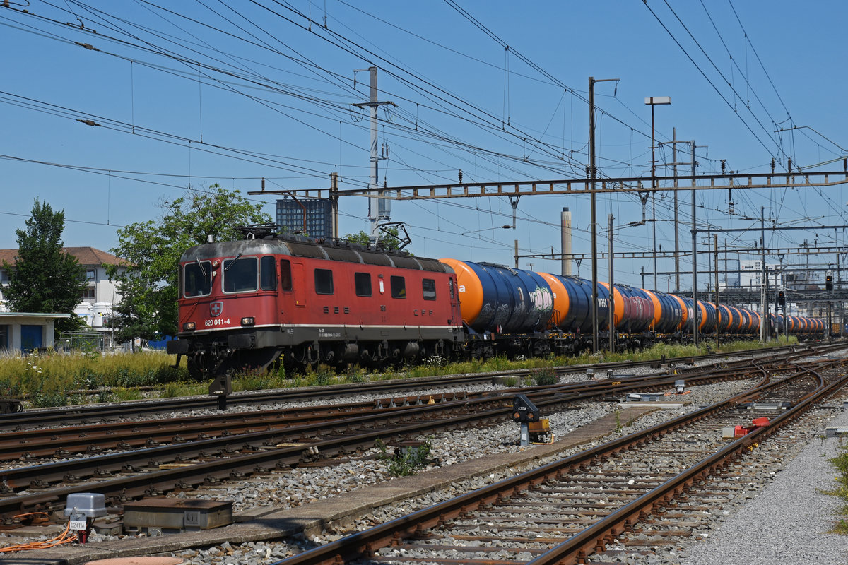 Re 620 041-4 durchfährt den Bahnhof Pratteln. Die Aufnahme stammt vom 25.06.2020.