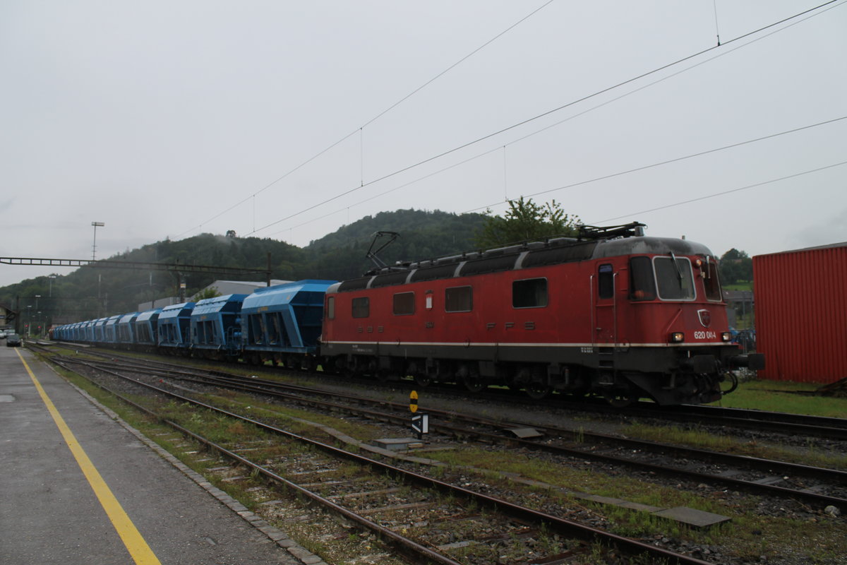 Re 620 041-4 ''Moutier'' am 20.8.2019 in Winterthur-Wülflingen mit einem Kieszug nach Hüntwangen-Wil. Dass diese Lok an diesem verregneten Tag hier zu sehen ist, ist keine Selbstverständlichkeit, denn noch im Juni erlitt diese Lok eine Wählerexplosion, sie wurde aber schnell wieder repariert und steht seit Ende Juli wieder im Einsatz.
