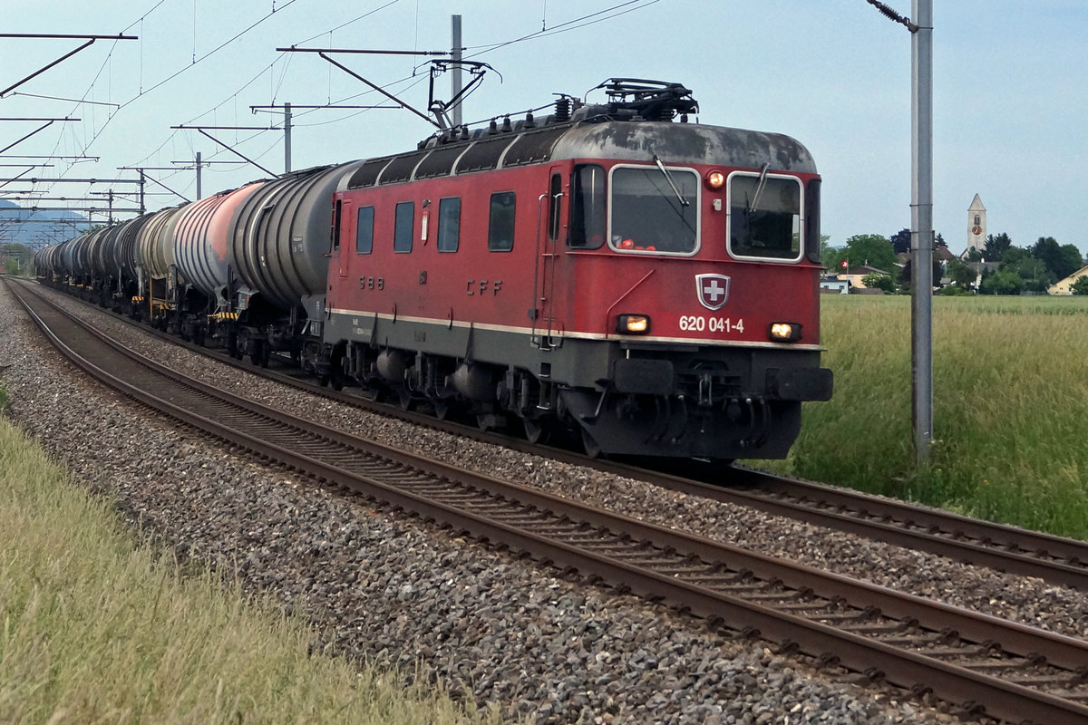 Re 620 041-4  Moutier  mit Kesselwagenzug nach Cornaux unterwegs bei Niederbipp am 22. Mai 2020.
Foto: Walter Ruetsch 