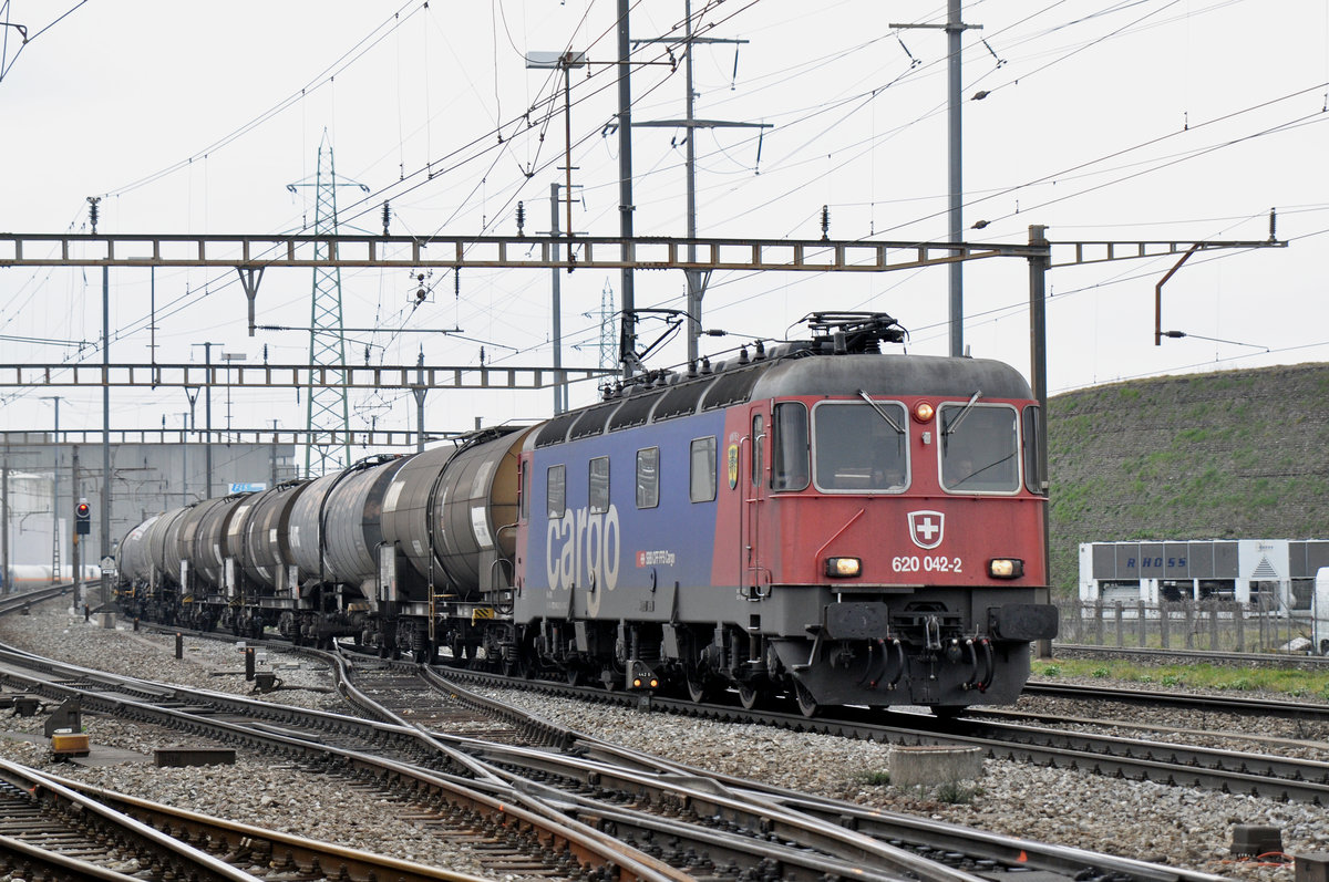 Re 620 042-2 durchfährt den Bahnhof Pratteln. Die Aufnahme stammt vom 20.02.2018.
