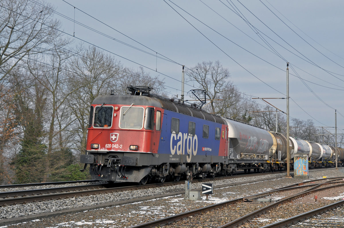Re 620 042-2 durchfährt den Bahnhof Kaiseraugst. Die Aufnahme stammt vom 01.03.2018.