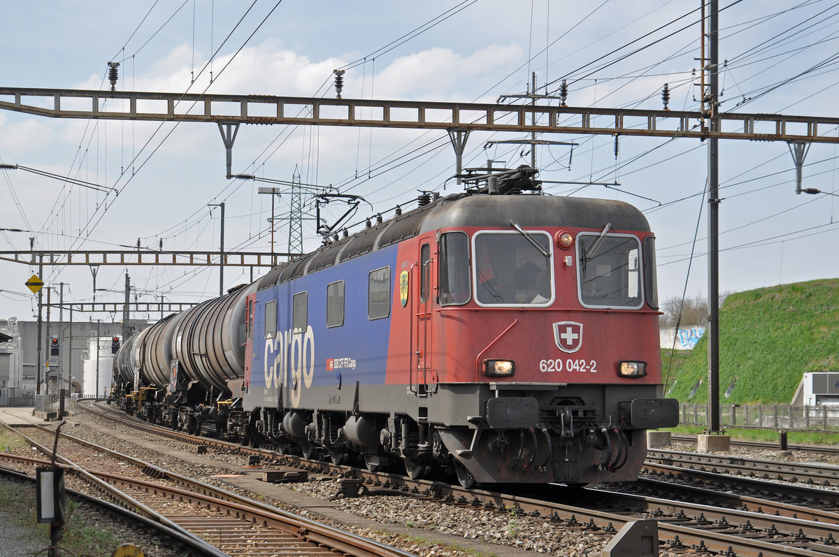 Re 620 042-2 durchfährt den Bahnhof Pratteln. Die Aufnahme stammt vom 09.04.2018.