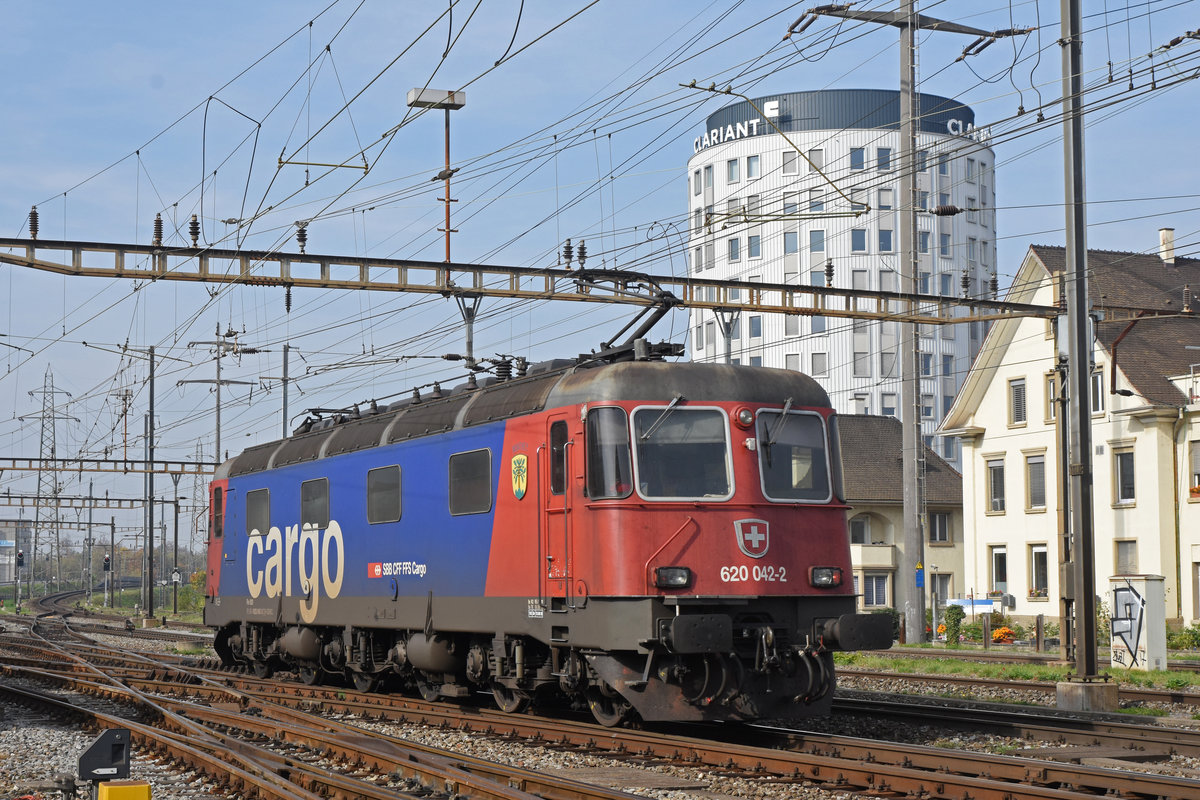 Re 620 042-2 durchfährt solo den Bahnhof Pratteln. Die Aufnahme stammt vom 18.10.2018.