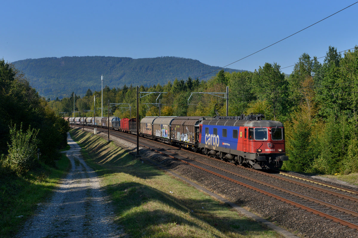 Re 620 042 mit einem Güterzug am 01.10.2015 bei Rupperswil. 