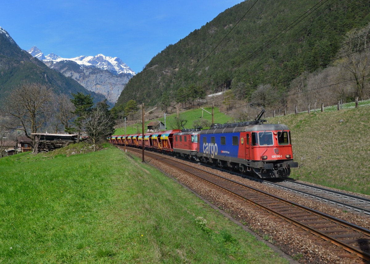 Re 620 042 und eine Re 4/4 mit einem Güterzug am 10.04.2015 bei Erstfeld. 