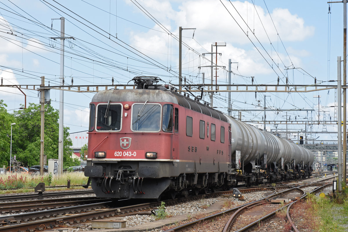 Re 620 043-0 durchfährt den Bahnhof Pratteln. Die Aufnahme stammt vom 01.06.2018.
