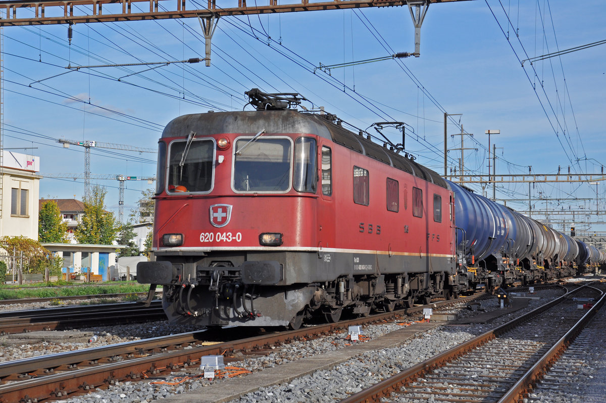 Re 620 043-0 durchfährt den Bahnhof Pratteln. Die Aufnahme stammt vom 24.10.2019.