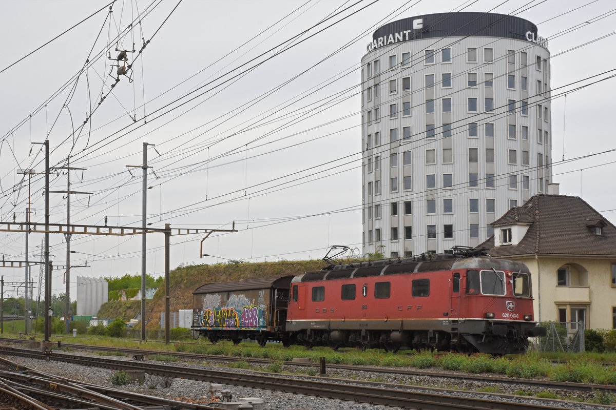 Re 620 043-0 durchfährt den Bahnhof Pratteln. Die Aufnahme stammt vom 21.04.2020.