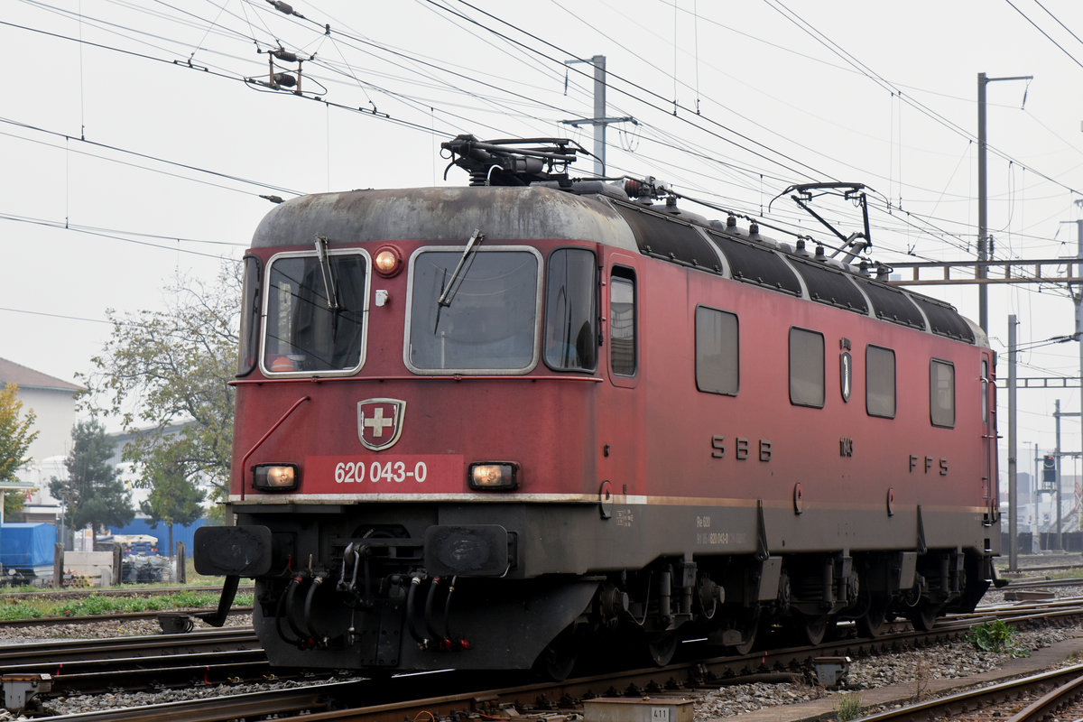 Re 620 043-0 durchfährt solo den Bahnhof Pratteln. Die Aufnahme stammt vom 20.10.2018.