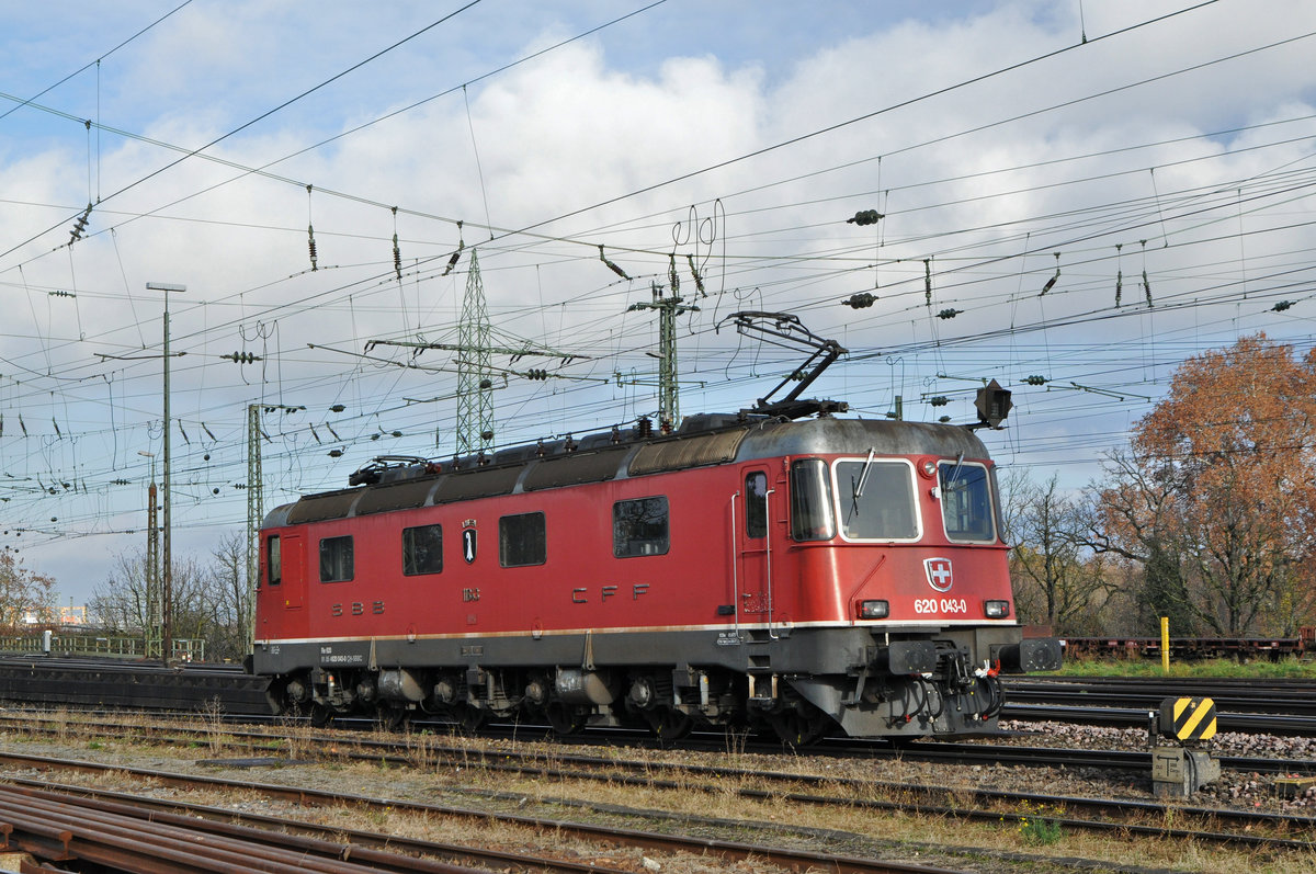 Re 620 043-0 durchfährt solo den badischen Bahnhof. Die Aufnahme stammt vom 07.12.2020.