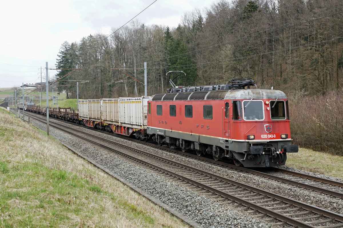 Re 620 043-0  LAUFEN  bei Niederbipp am 22. März 2021.
Foto: Walter Ruetsch
