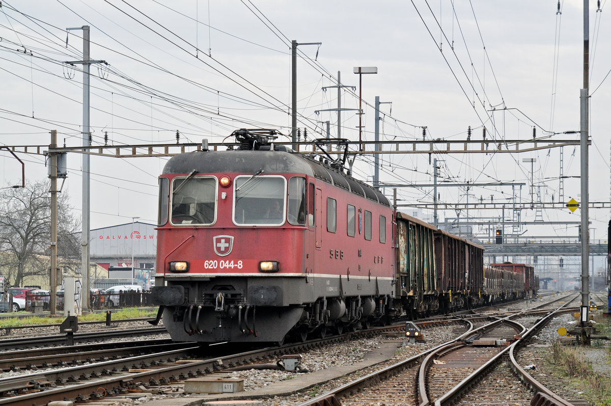 Re 620 044-8 durchfährt den Bahnhof Pratteln. Die Aufnahme stammt vom 09.01.2018.