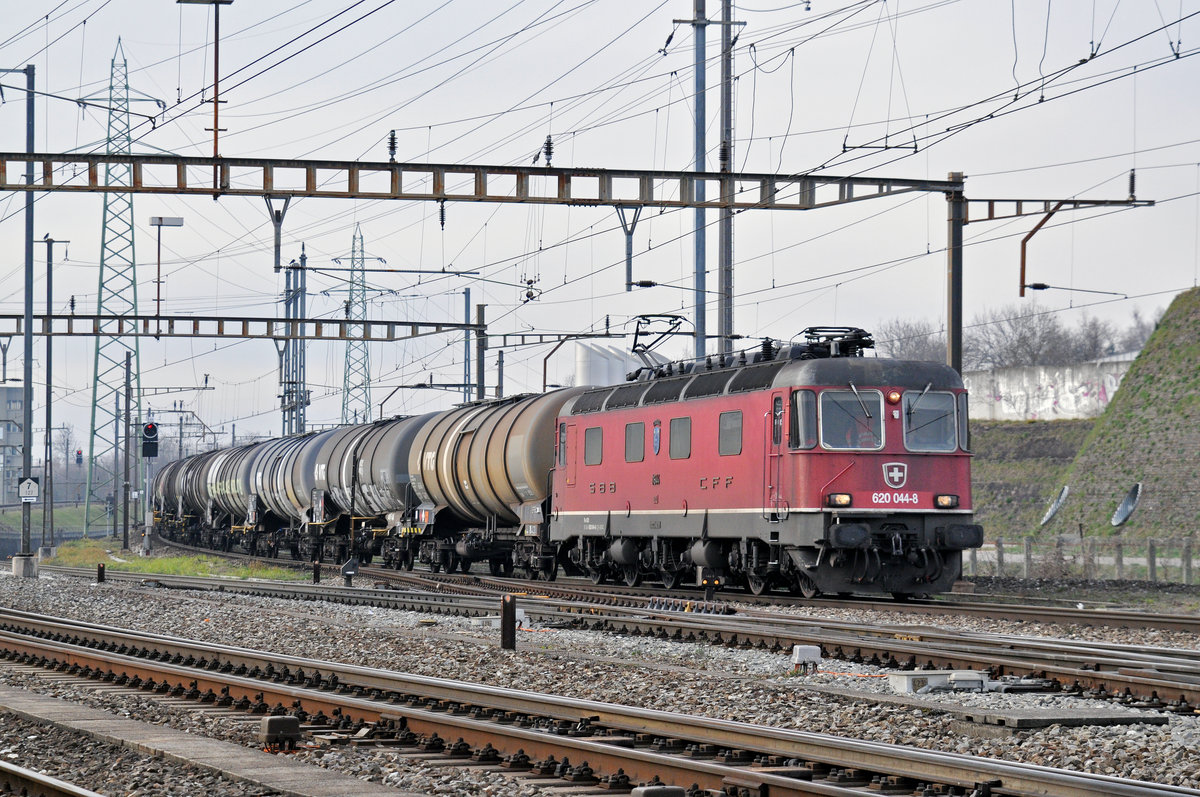 Re 620 044-8 durchfährt den Bahnhof Pratteln. Die Aufnahme stammt vom 09.01.2018.