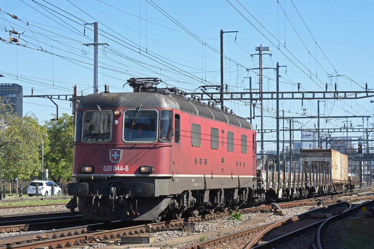 Re 620 044-8 durchfährt den Bahnhof Pratteln. Die Aufnahme stammt vom 27.09.2018.