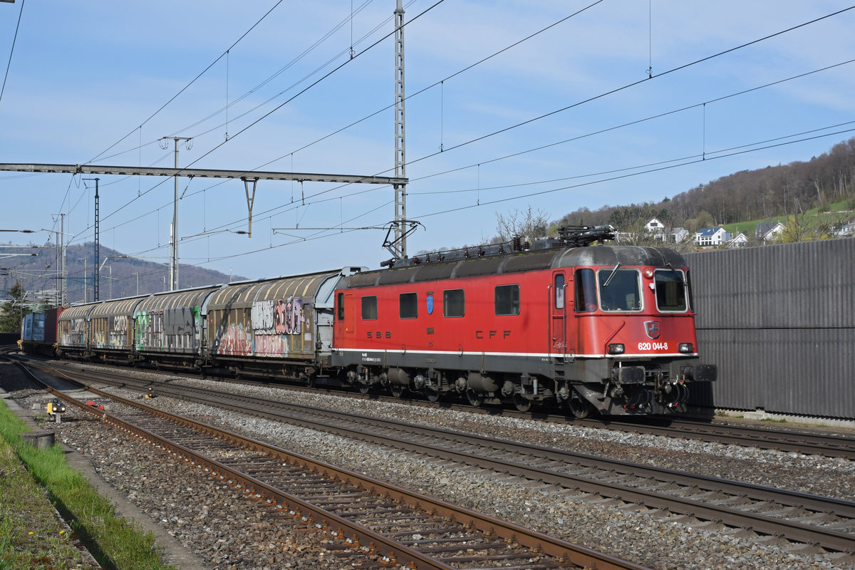 Re 620 044-8 durchfährt den Bahnhof Gelterkinden. Die Aufnahme stammt vom 18.04.2019.