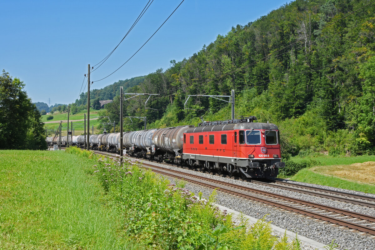 Re 620 044-8 fährt Richtung Bahnhof Tecknau. Die Aufnahme stammt vom 12.08.2021.