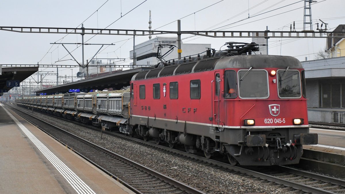 Re 620 045-5  Colombier  mit dem Kiespendel vom Gubristtunnel bei der Durchfahrt in Killwangen-Spreitenbach auf dem Weg nach Wildegg AG am 26.11.2020.