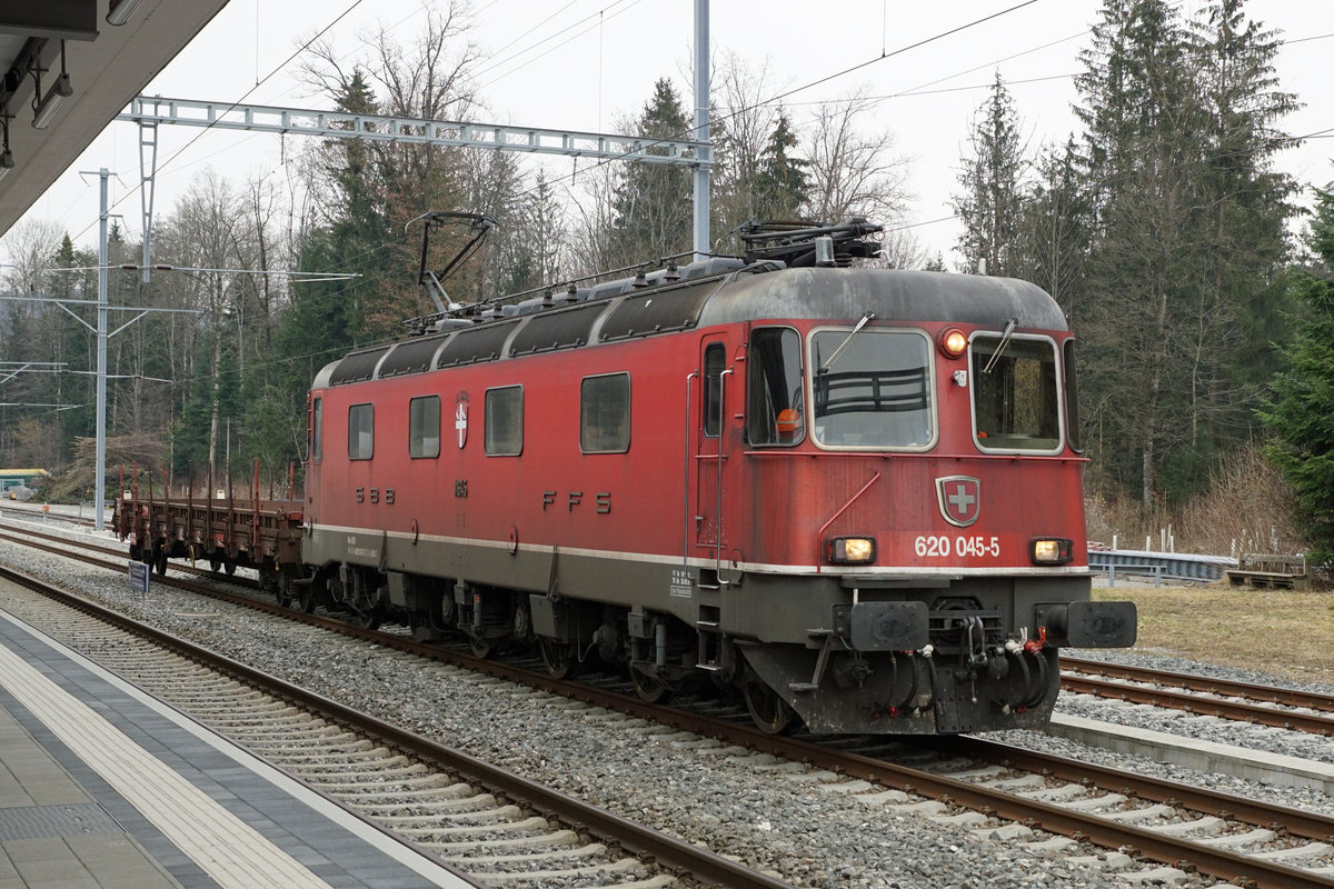 Re 620 045-5  Colombier  mit übermotorisiertem Güterzug in Ramsei am 3. März 2021.
Die verlängerte TK 9.4.2021 lässt erahnen, dass die Colombier bald aussortiert wird.
Foto: Walter Ruetsch