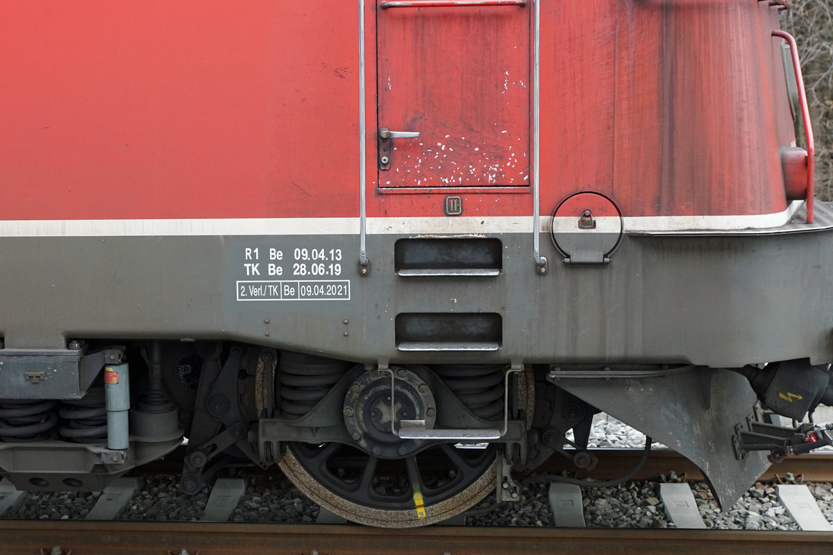 Re 620 045-5  Colombier  in Ramsei am 3. März 2021.
Besondere Beachtung gilt der verlängerten TK 9.4.2021.
Foto: Walter Ruetsch