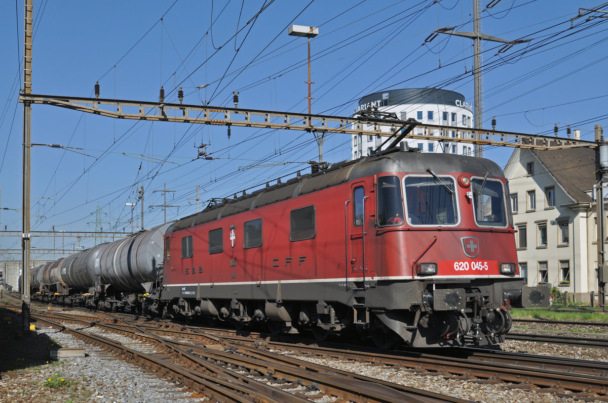 Re 620 045-5 durchfährt den Bahnhof Pratteln. Die Aufnahme stammt vom 10.04.2017.